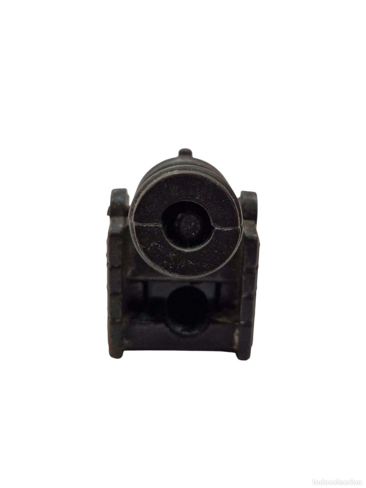 Antig&uuml;edades: Sacapuntas met&aacute;lico en forma de ca&ntilde;&oacute;n