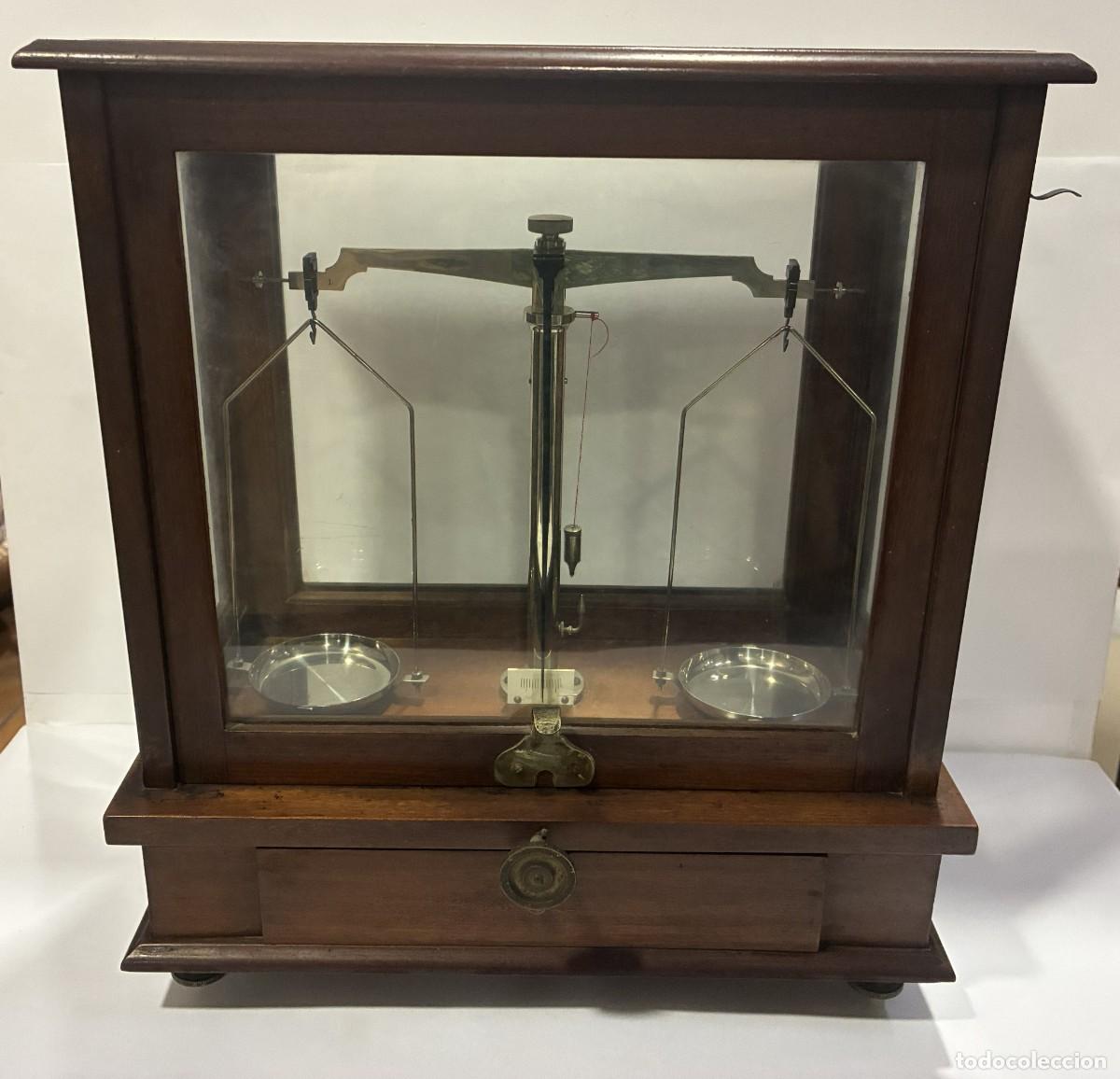 Antig&uuml;edades: BALANZA DE FARMACIA CON LAS PESITAS