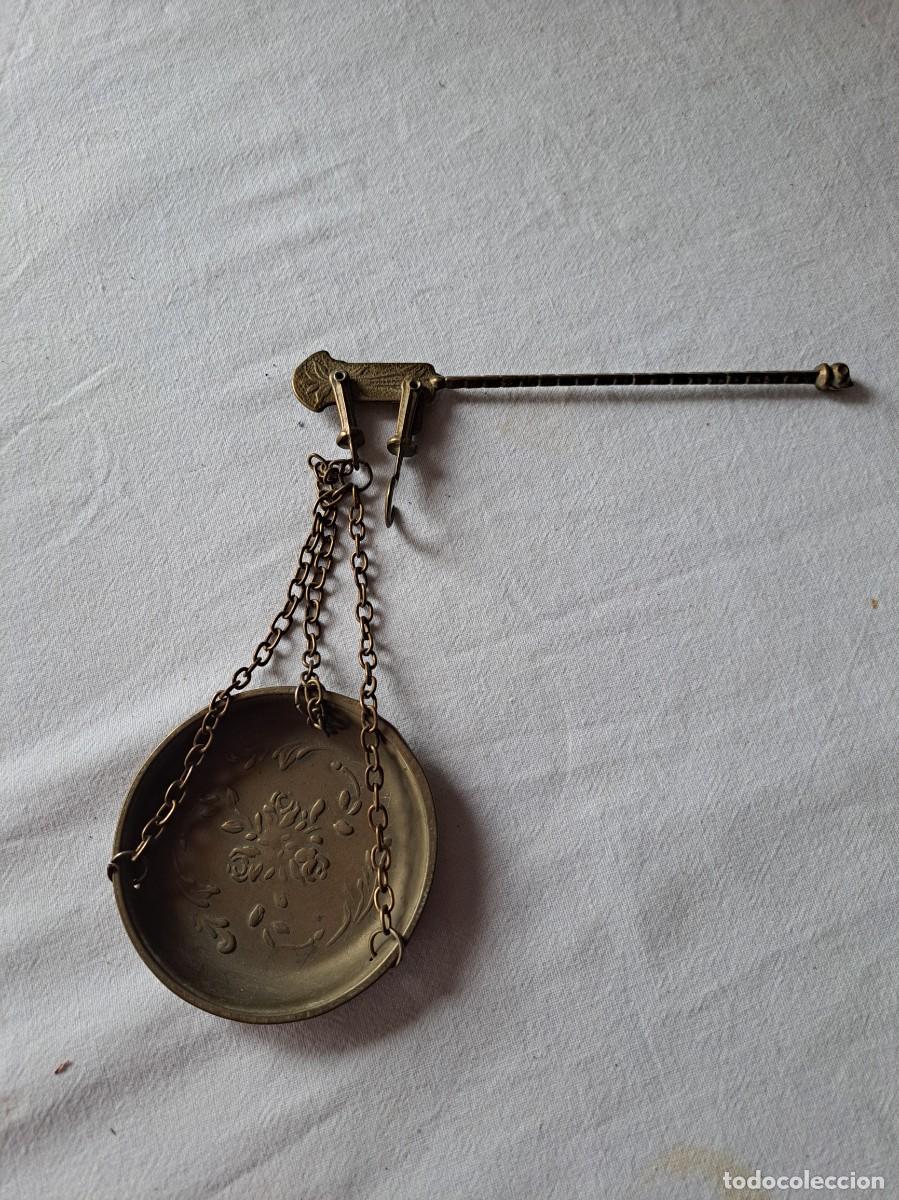 Antig&uuml;edades: Antigua balanza romana de bronce, platillo repujado.