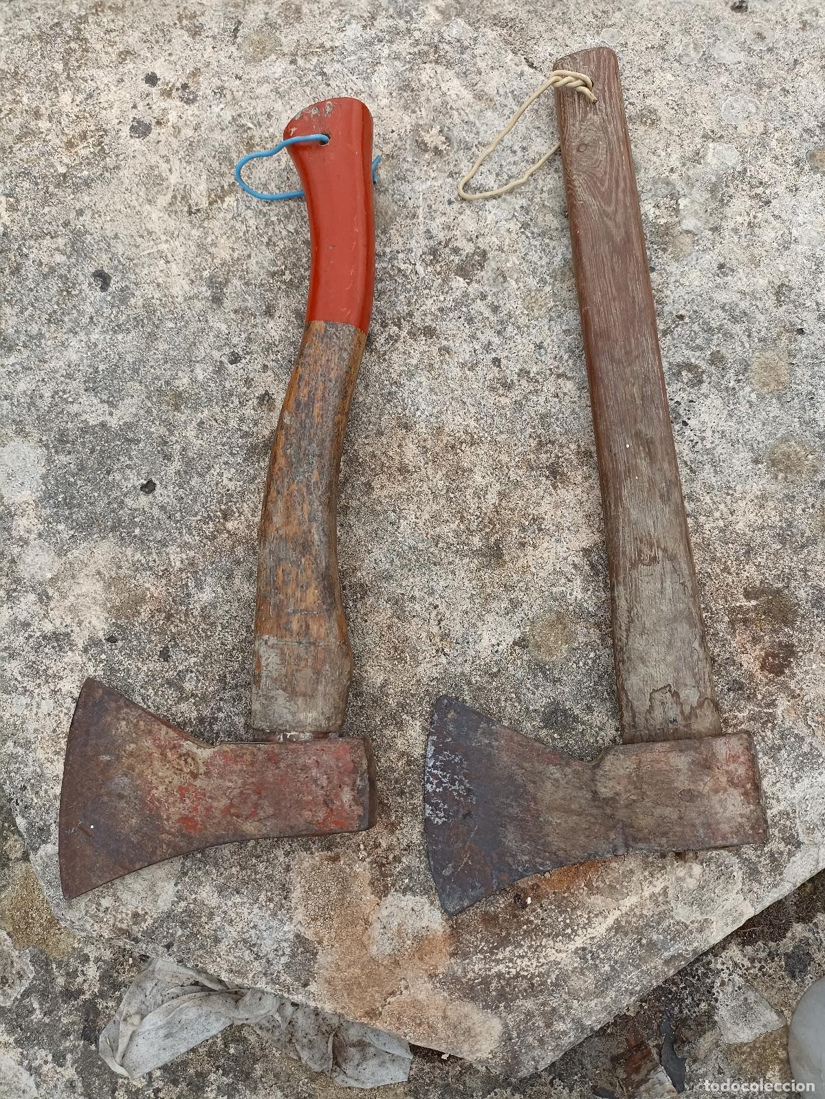 Antig&uuml;edades: Dos hachas con mango