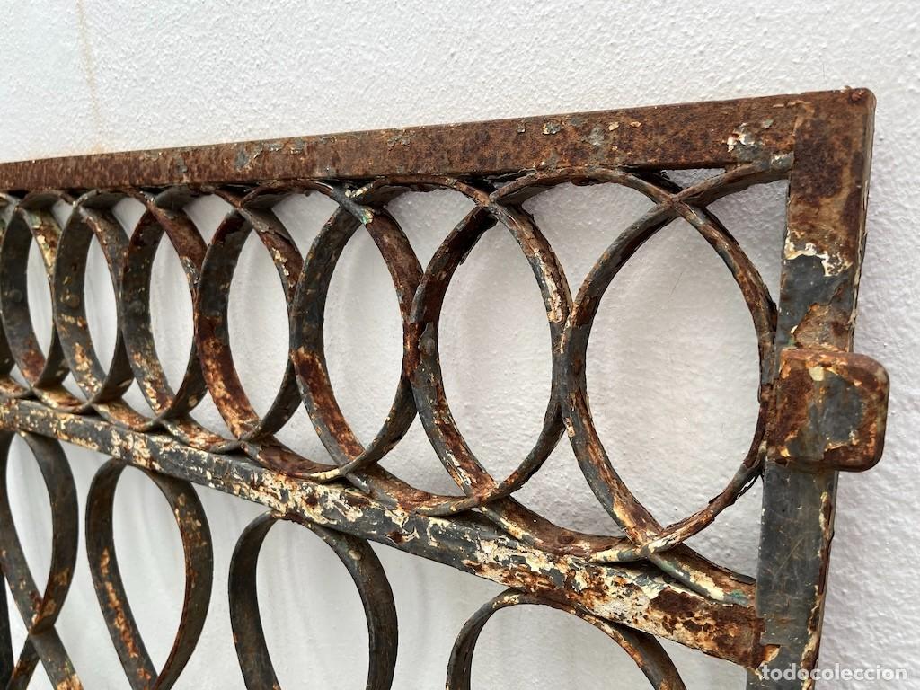 Antig&uuml;edades: Reja antigua de hierro forjado - Foto 2