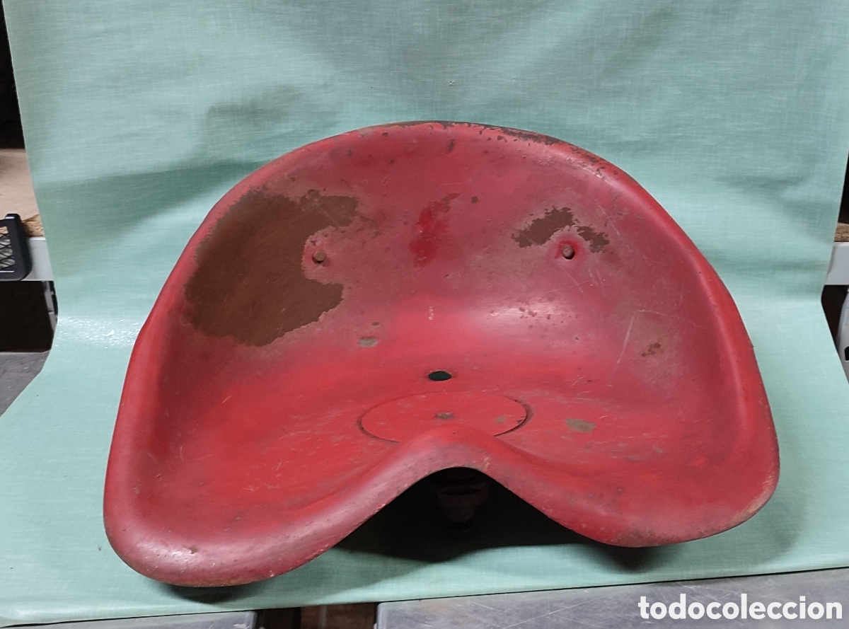 Antig&uuml;edades: Antiguo asiento de tractor ideal para hacer un taburete estilo industrial. Es de hierro