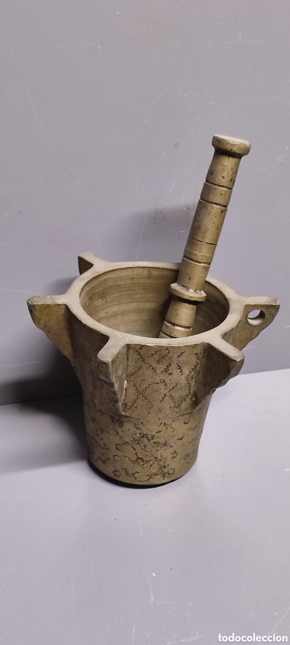 Antig&uuml;edades: Antiguo almirez mortero, hispano morisco?? de bronce con su mano. 6 costillas o columnas.