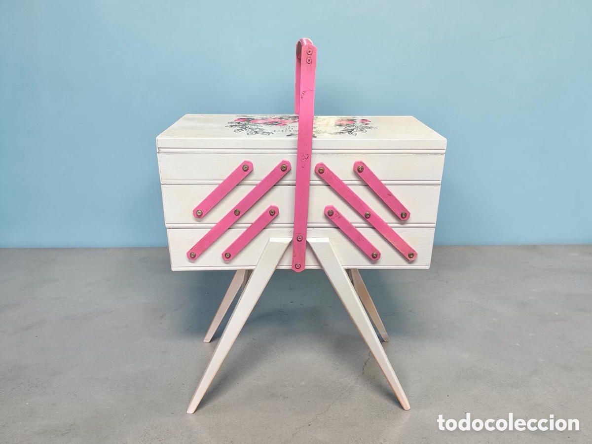 Antiguidades: Antiguo costurero de madera restaurado