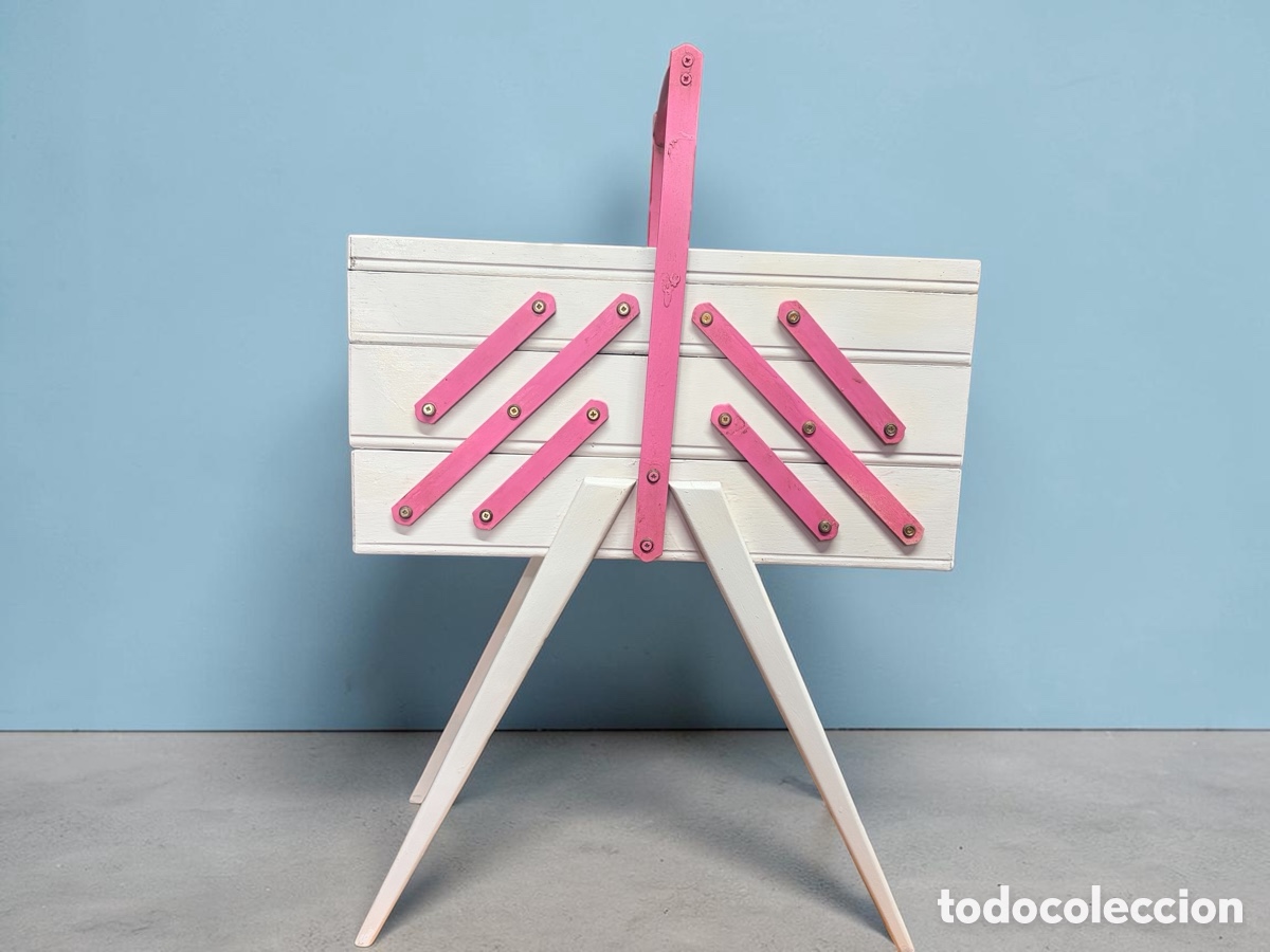 Antig&uuml;edades: Antigua costurero de madera restaurado