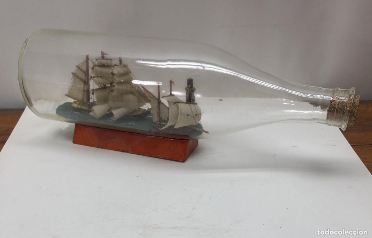 Antig&uuml;edades: Antigua botella 28 cm con diorama marino en interior, barcos veleros faro .. miniaturas