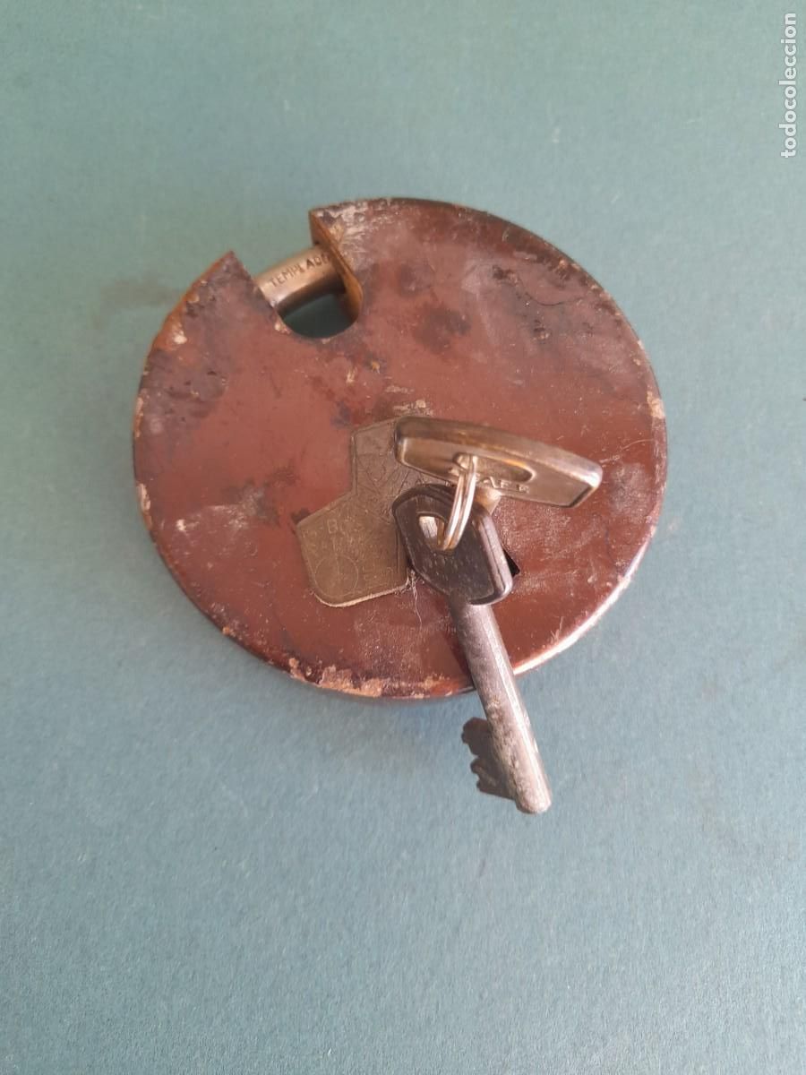 Antig&uuml;edades: antiguo candado de acero y laton, esafe, borjas. espa&ntilde;a. 9x9x2cm aprox, 2 llaves