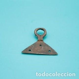 Antig&uuml;edades: Colgador antiguo de hierro forjado para cuadros y espejos &ndash; Tri&aacute;ngulo con p&aacute;tina.