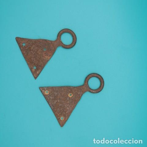 Antig&uuml;edades: Pareja de colgadores antiguos de hierro forjado para cuadros y espejos &ndash; Tri&aacute;ngulo con p&aacute;tina