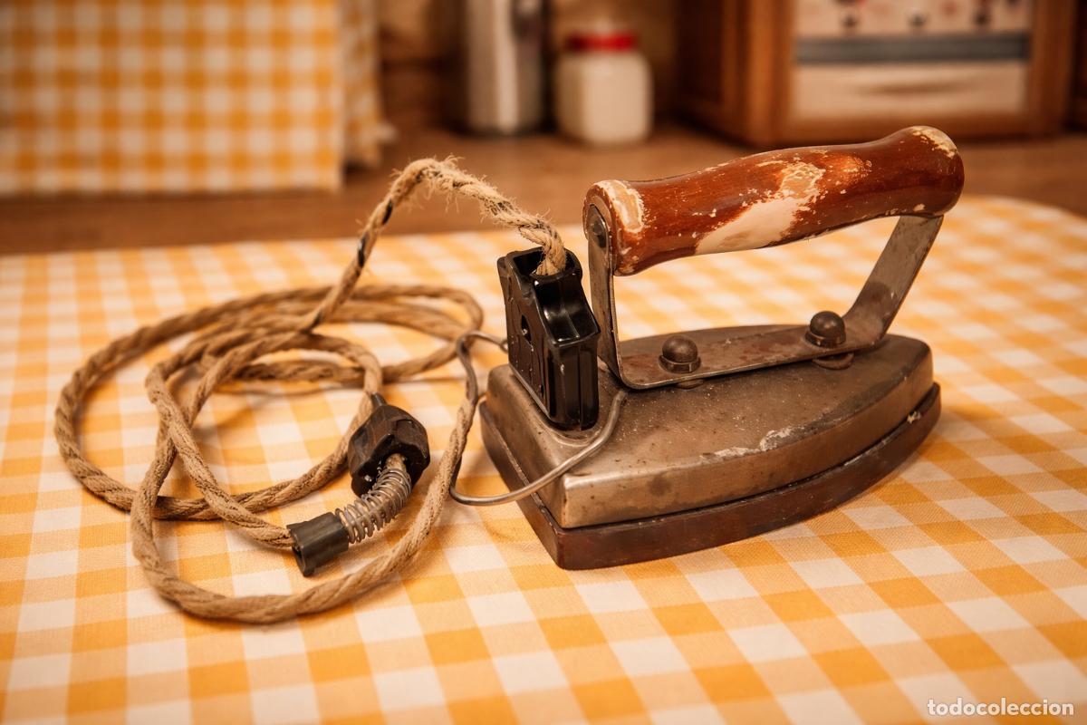 Antig&uuml;edades: Plancha el&eacute;ctrica a&ntilde;os 70 - Foto 1