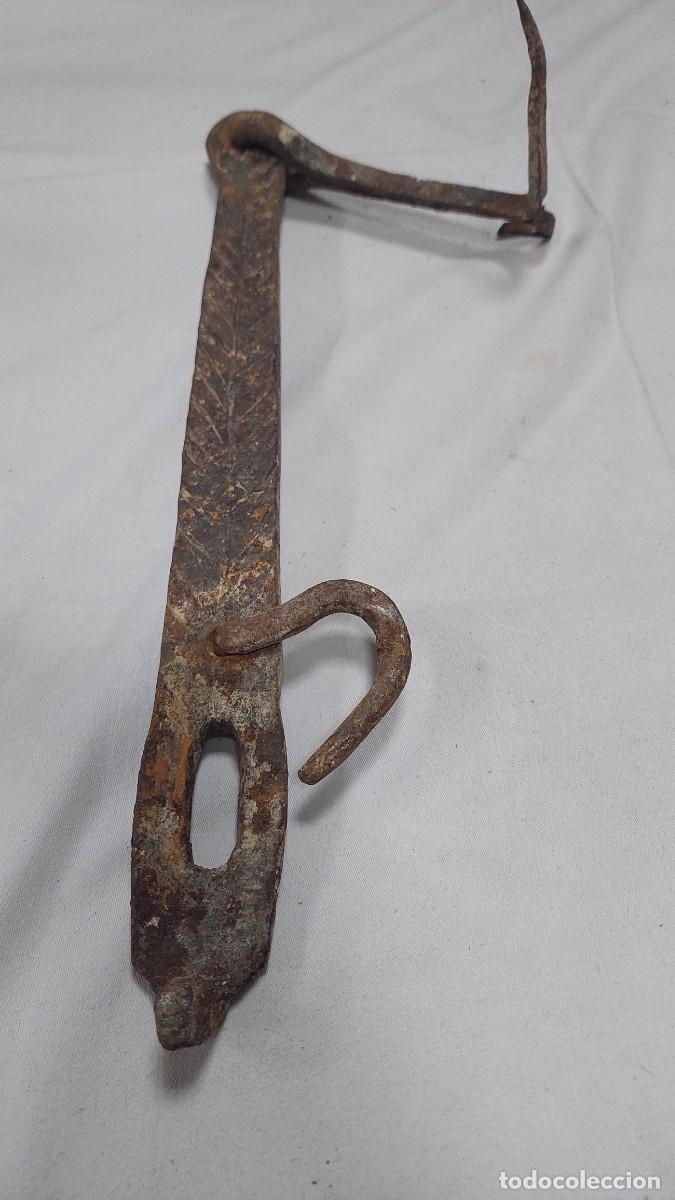 Antig&uuml;edades: Antiguo cerro de ventana portada en forja siglo XVII