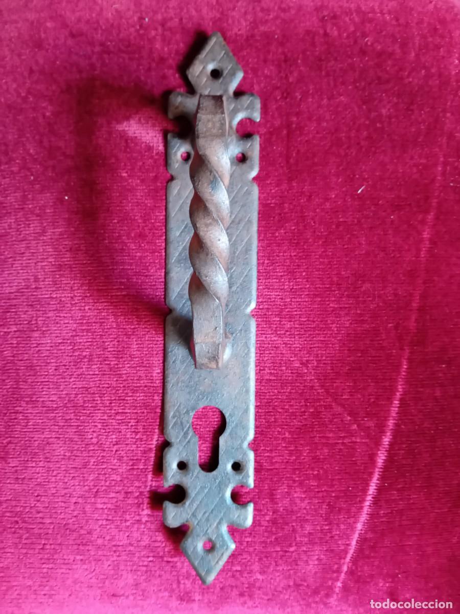 Antig&uuml;edades: Tirador de hierro con boca llave oxidado encerado y patinado