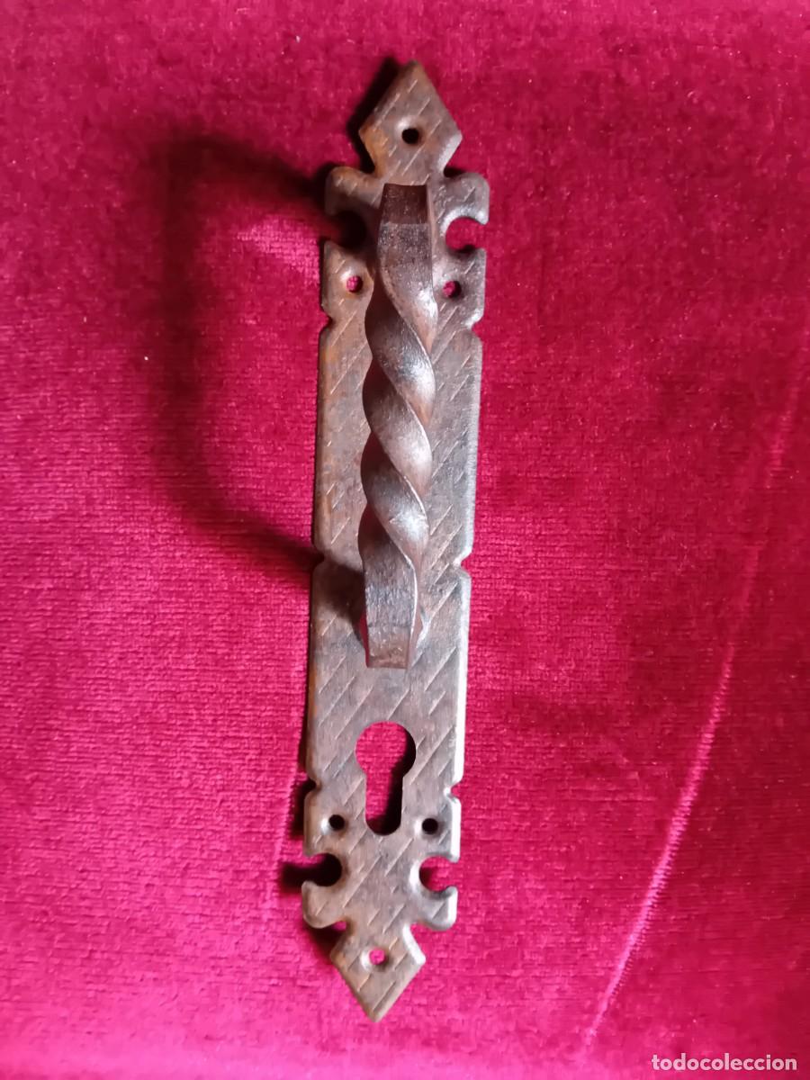 Antig&uuml;edades: Tirador de hierro con boca llave oxidado encerado y patinado