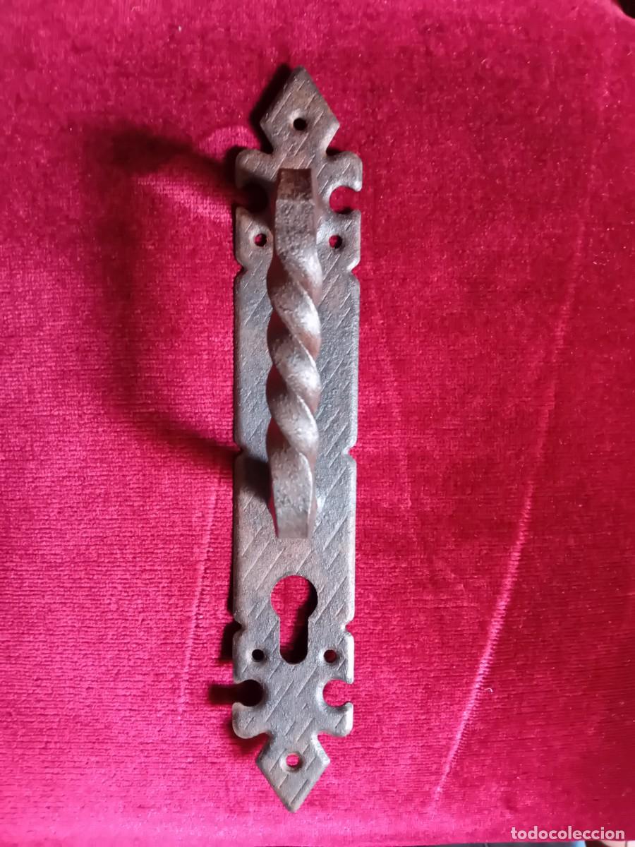 Antig&uuml;edades: Tirador de hierro con boca llave oxidado encerado y patinado