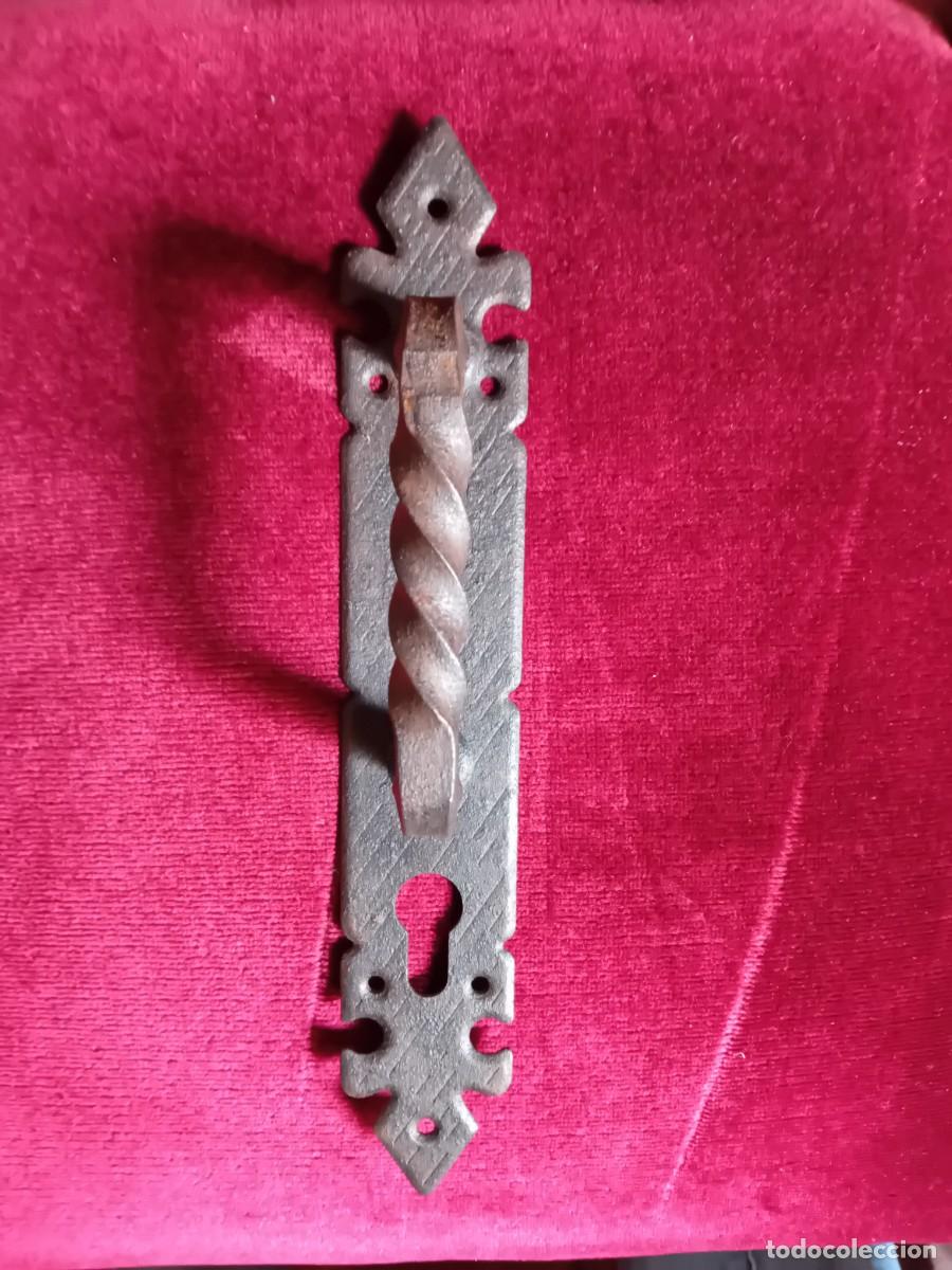 Antig&uuml;edades: Tirador de hierro con boca llave oxidado encerado y patinado