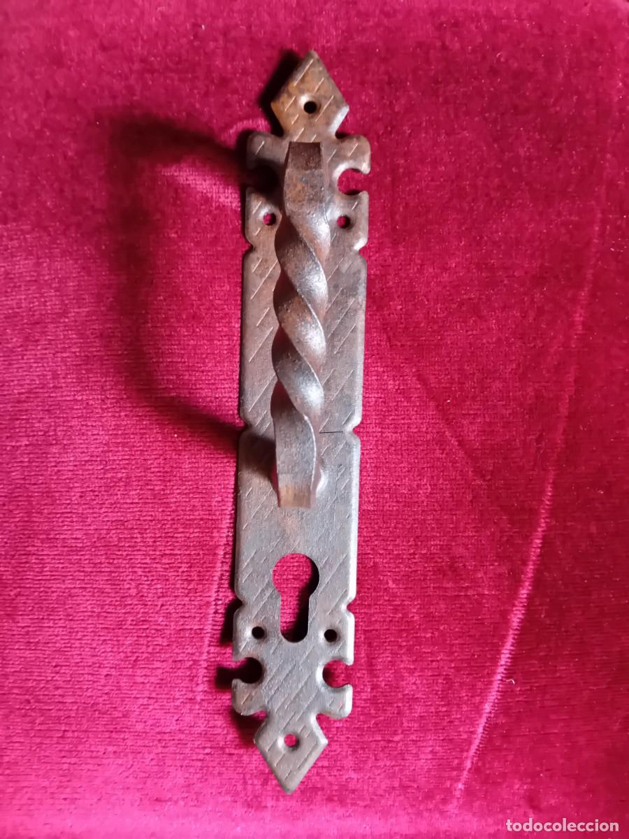 Antig&uuml;edades: Tirador de hierro con boca llave oxidado encerado y patinado