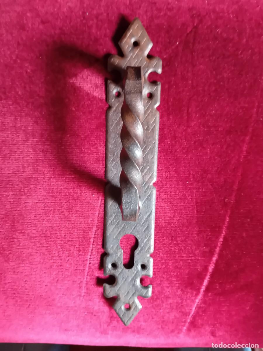 Antig&uuml;edades: Tirador de hierro con boca llave oxidado encerado y patinado