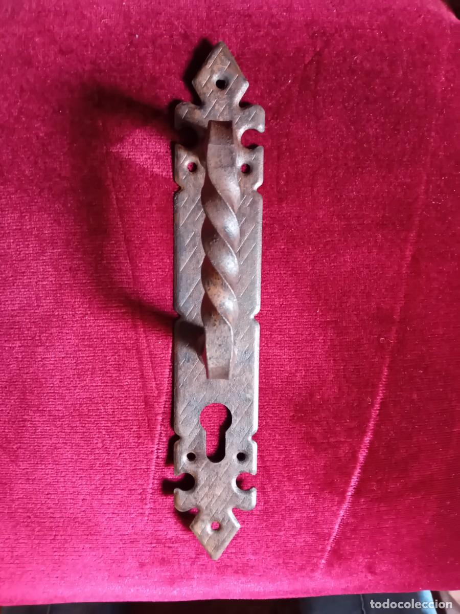 Antig&uuml;edades: Tirador de hierro con boca llave oxidado encerado y patinado
