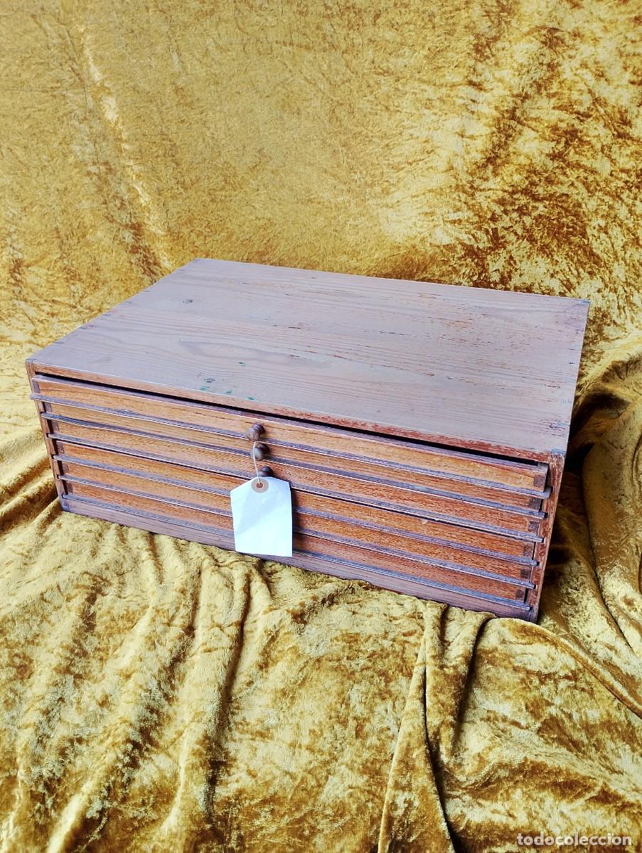 Antig&uuml;edades: Curiosa c&oacute;moda en miniatura: cajones con troqueles educativos de madera (el &uacute;ltimo caj&oacute;n de plancha