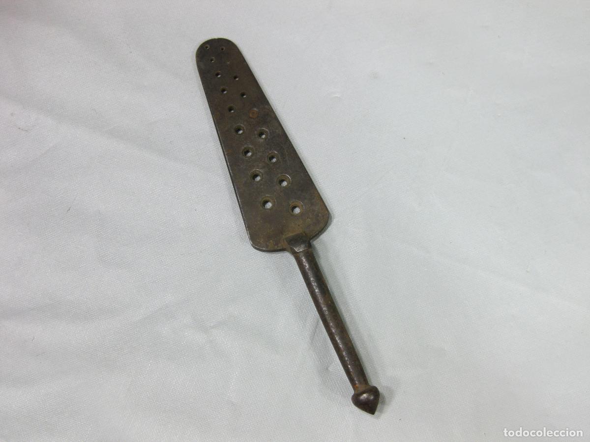 Antig&uuml;edades: ANTIGUA TERRAJA DE HIERRO PARA HACER ROSCAS.