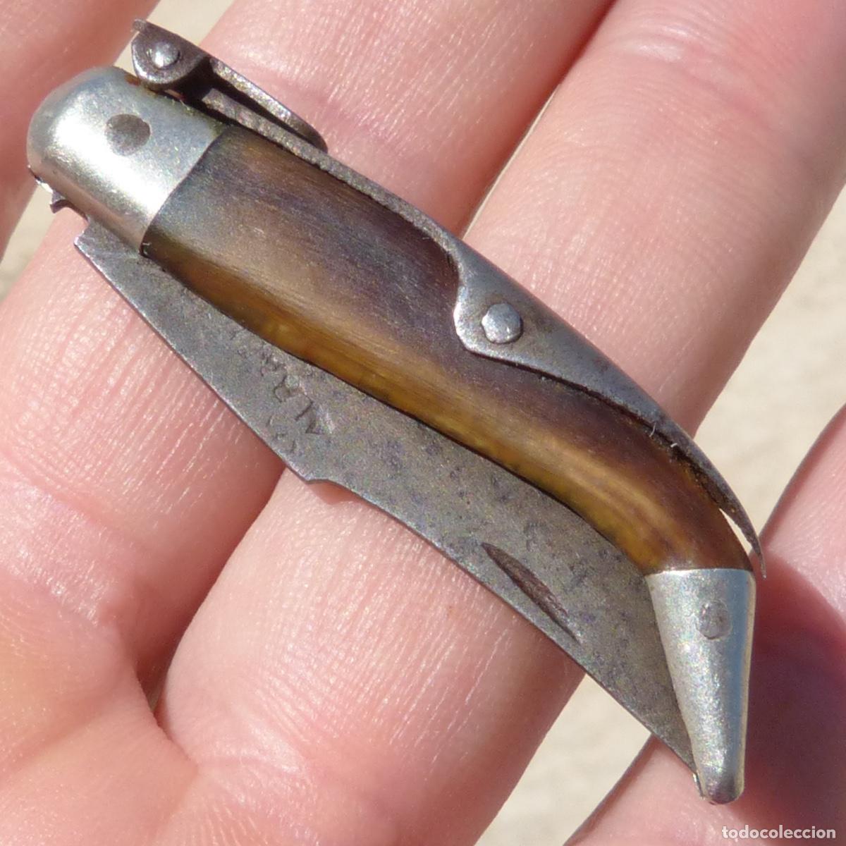 Antig&uuml;edades: Peque&ntilde;a navaja de Albacete, carraca de 5 pi&ntilde;os, cachas de asta, 8,9cm abierta, 6,83gr. Muelle flojo.