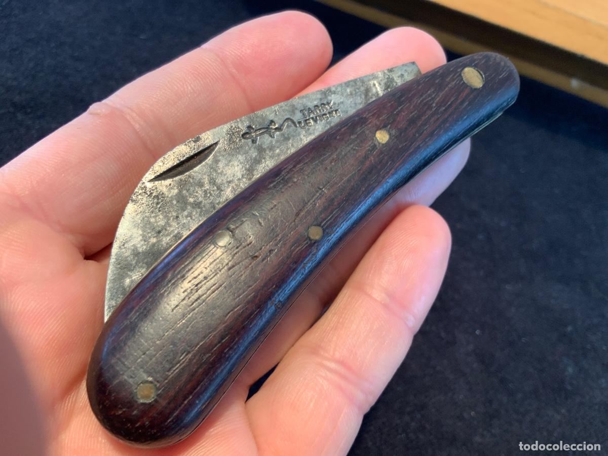 Antig&uuml;edades: Antigua navaja de paracaidista, Tarry Levigne, 1889, 16,5cm, 74gr. Cachas de madera.