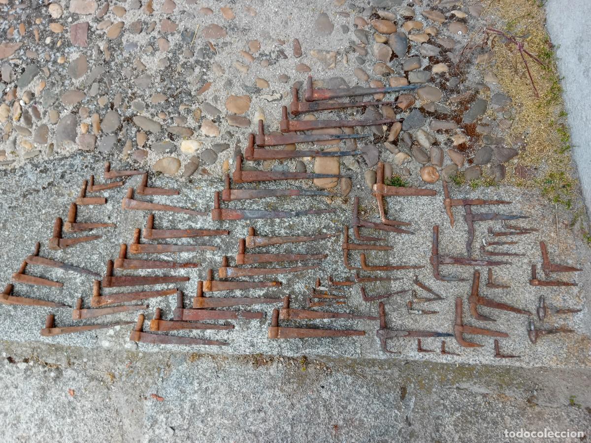 Antig&uuml;edades: 67 machos de hierro forjado antiguos para bisagras de puertas