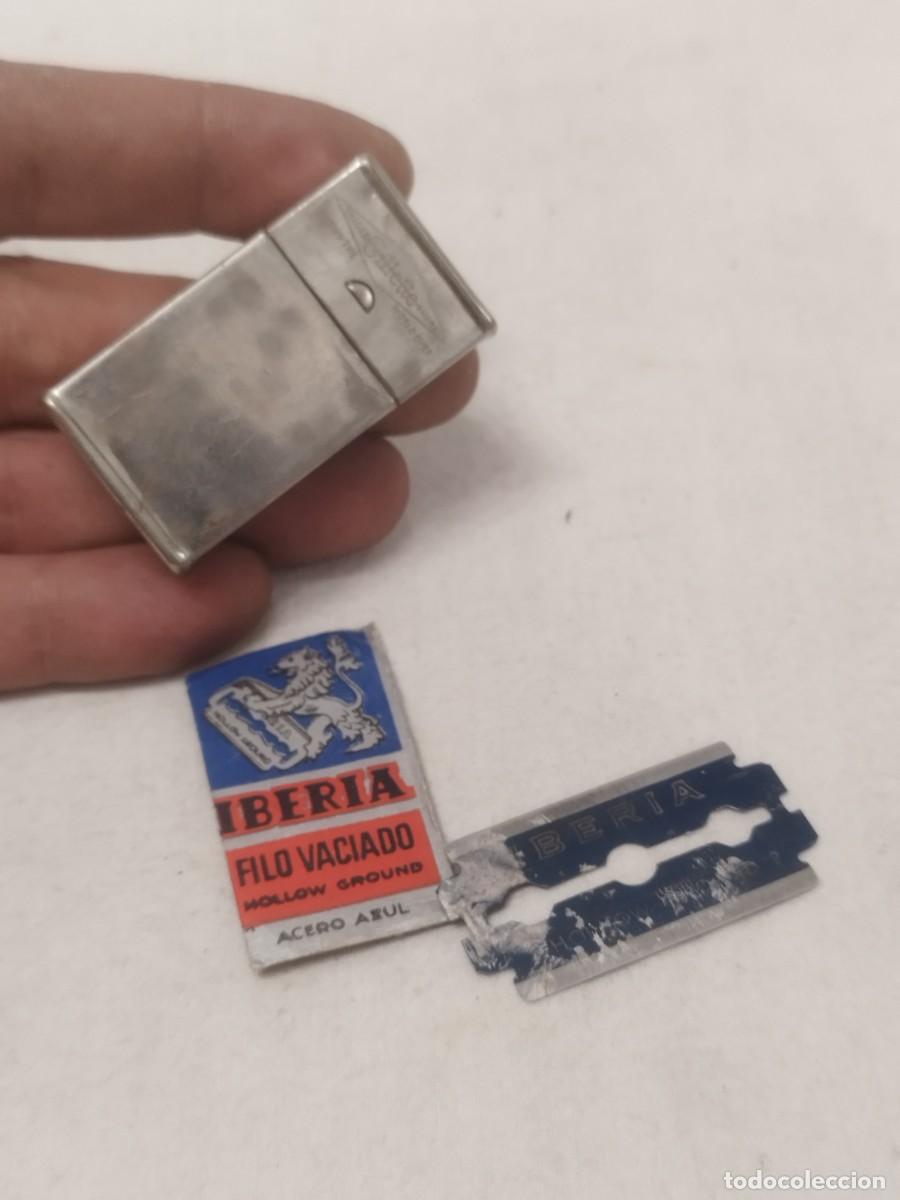 Antig&uuml;edades: Antigua cajita met&aacute;lica Gillette, para hojas de afeitar. Con una hoja de afeitar Iberia.