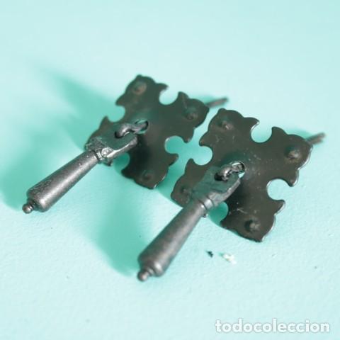 Antig&uuml;edades: Lote de 2 tiradores peque&ntilde;os de hierro forjado &ndash; Placa floral de cuatro p&eacute;talos con p&eacute;ndulo.