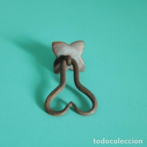 Antig&uuml;edades: Tirador de forja artesanal con placa &ndash; Modelo p&eacute;ndulo en forma de pera
