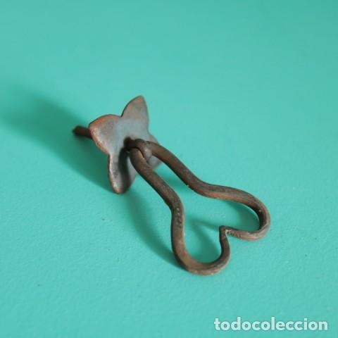 Antig&uuml;edades: Tirador de forja artesanal con placa &ndash; Modelo p&eacute;ndulo en forma de pera - Foto 2