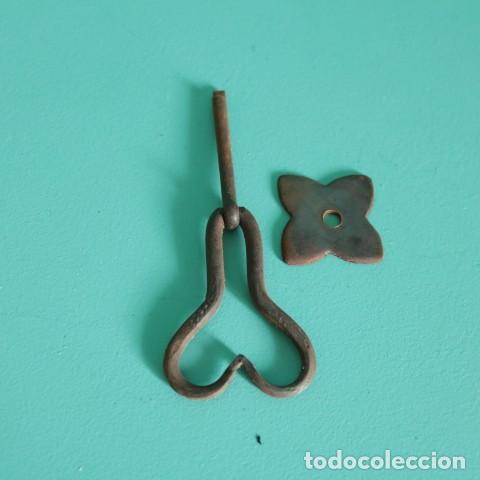 Antig&uuml;edades: Tirador de forja artesanal con placa &ndash; Modelo p&eacute;ndulo en forma de pera - Foto 3