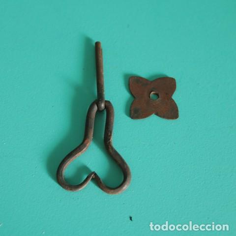 Antig&uuml;edades: Tirador de forja artesanal con placa &ndash; Modelo p&eacute;ndulo en forma de pera - Foto 4