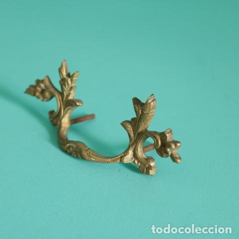 Antig&uuml;edades: Tirador vintage estilo barroco en lat&oacute;n &ndash; herraje antiguo para restauraci&oacute;n de muebles.