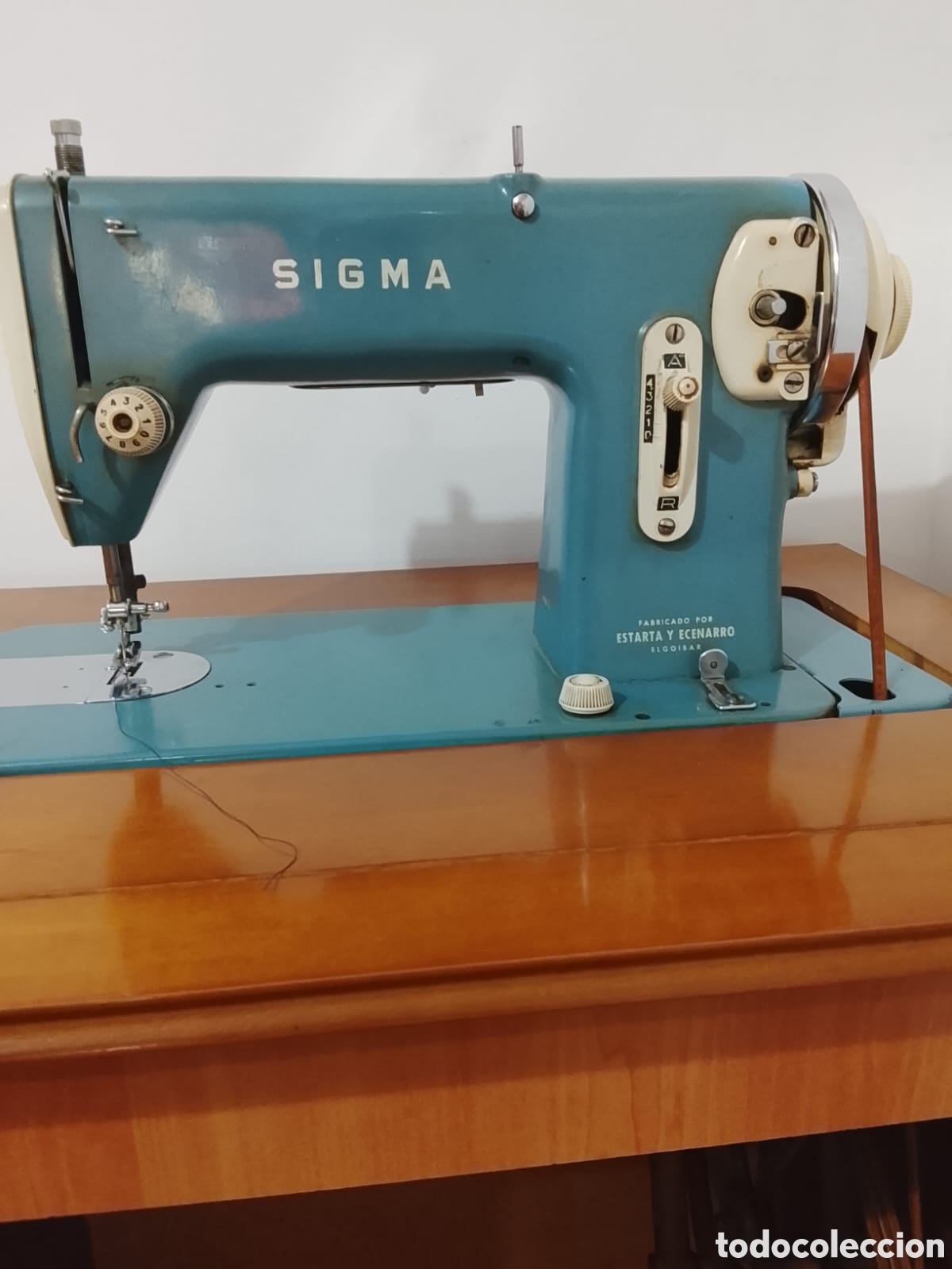 Antig&uuml;edades: Maquina de coser antigua de colecci&oacute;n