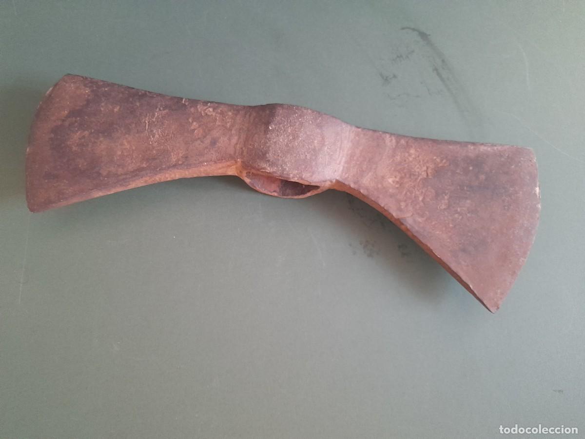 Antig&uuml;edades: cabeza de hacha de dole corte, 35cm aprox, cortes 10 y 12cm aprox, 2,4kg aprox