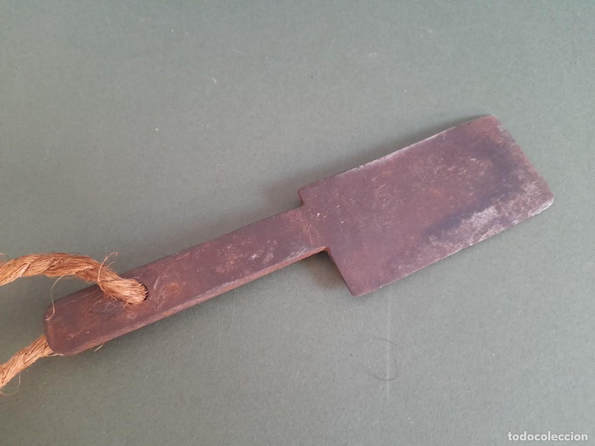 Antig&uuml;edades: peque&ntilde;o cuchillo de hierro, tipo carnicero, dos lados cortantes, 15x4cm aprox