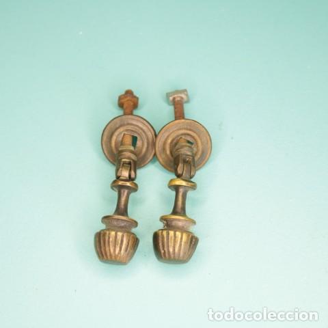 Antig&uuml;edades: Pareja tiradores lat&oacute;n macizo cl&aacute;sicos con placa redonda &ndash; herrajes vintage muebles