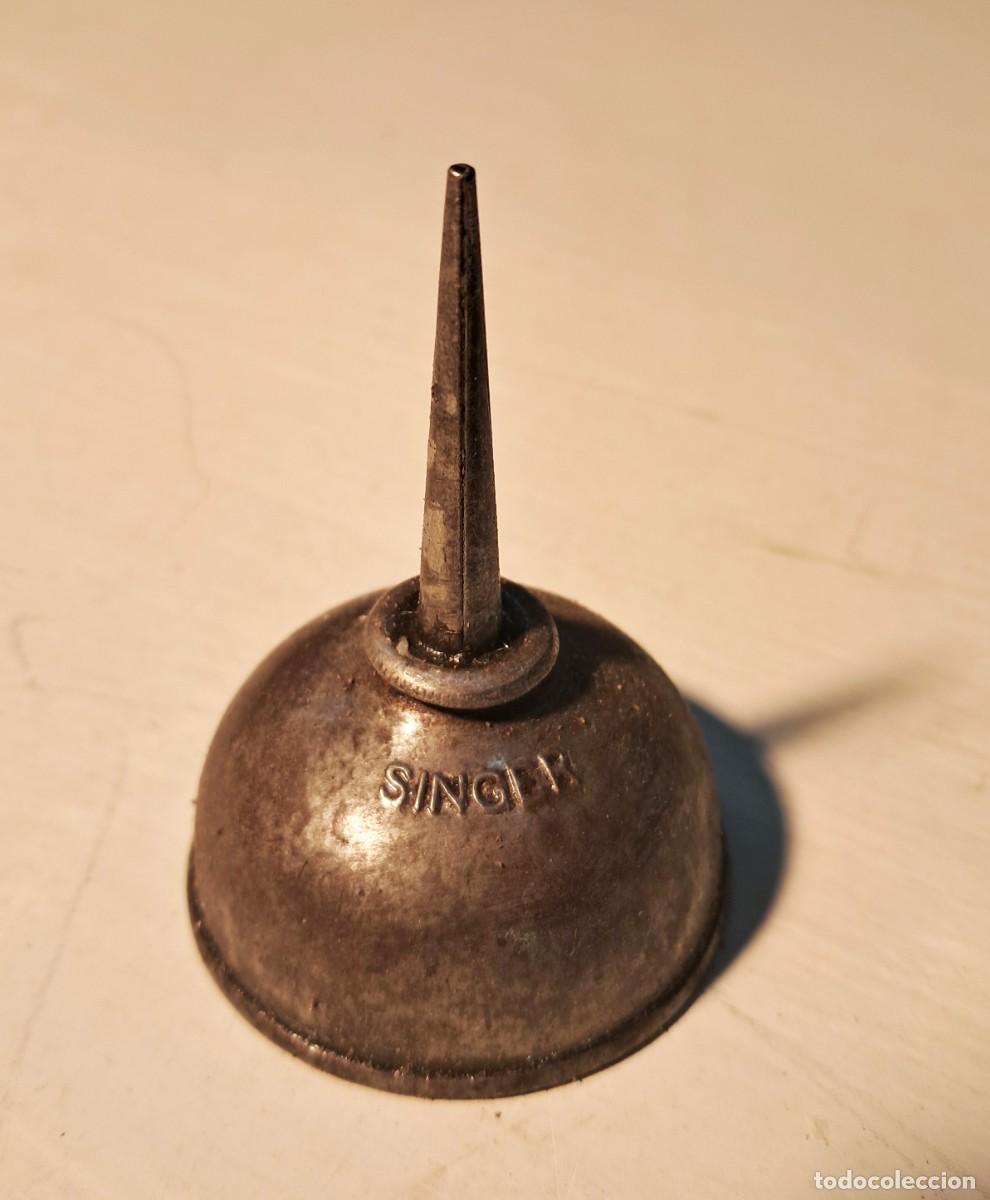 Antig&uuml;edades: ACEITERA MAQUINA DE COSER SINGER ANTIGUA