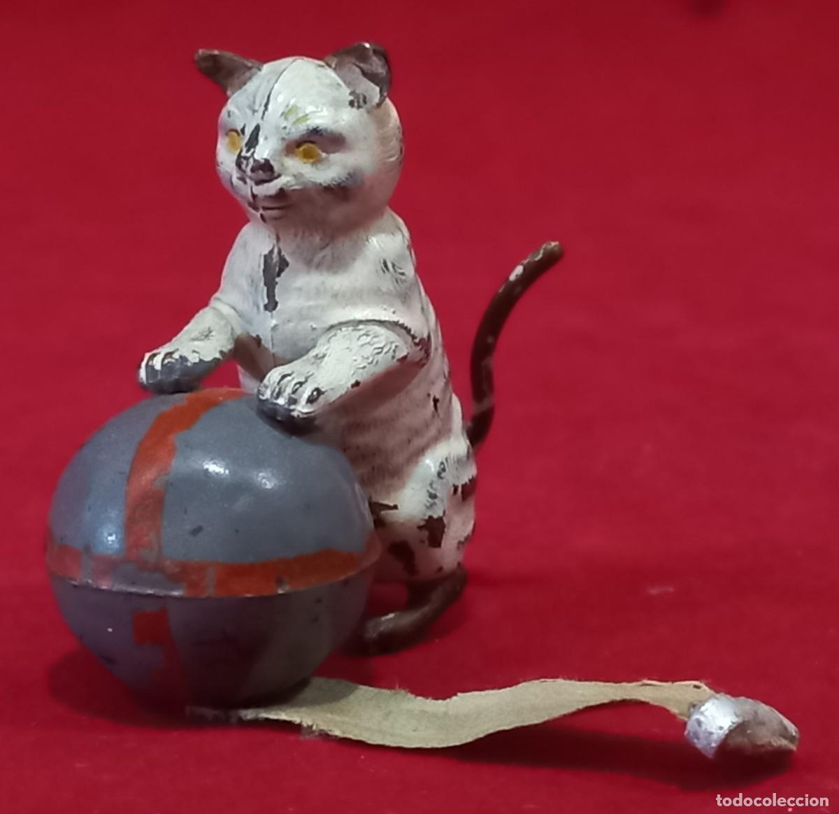 Antig&uuml;edades: PRECIOSA CINTA METRICA DE COSTURA CON FORMA DE GATO DE BRONCE POLICROMADO