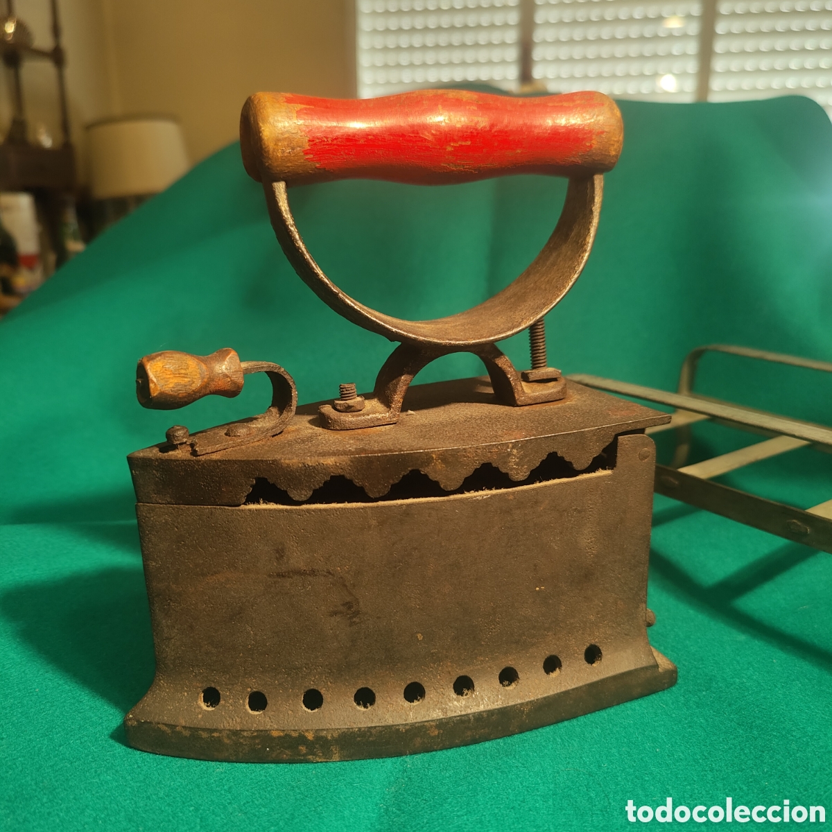 Antig&uuml;edades: ANTIGUA PLANCHA DE CARB&Oacute;N CON SOPORTE. HIERRO FUNDIDO. CIRCA 1910.