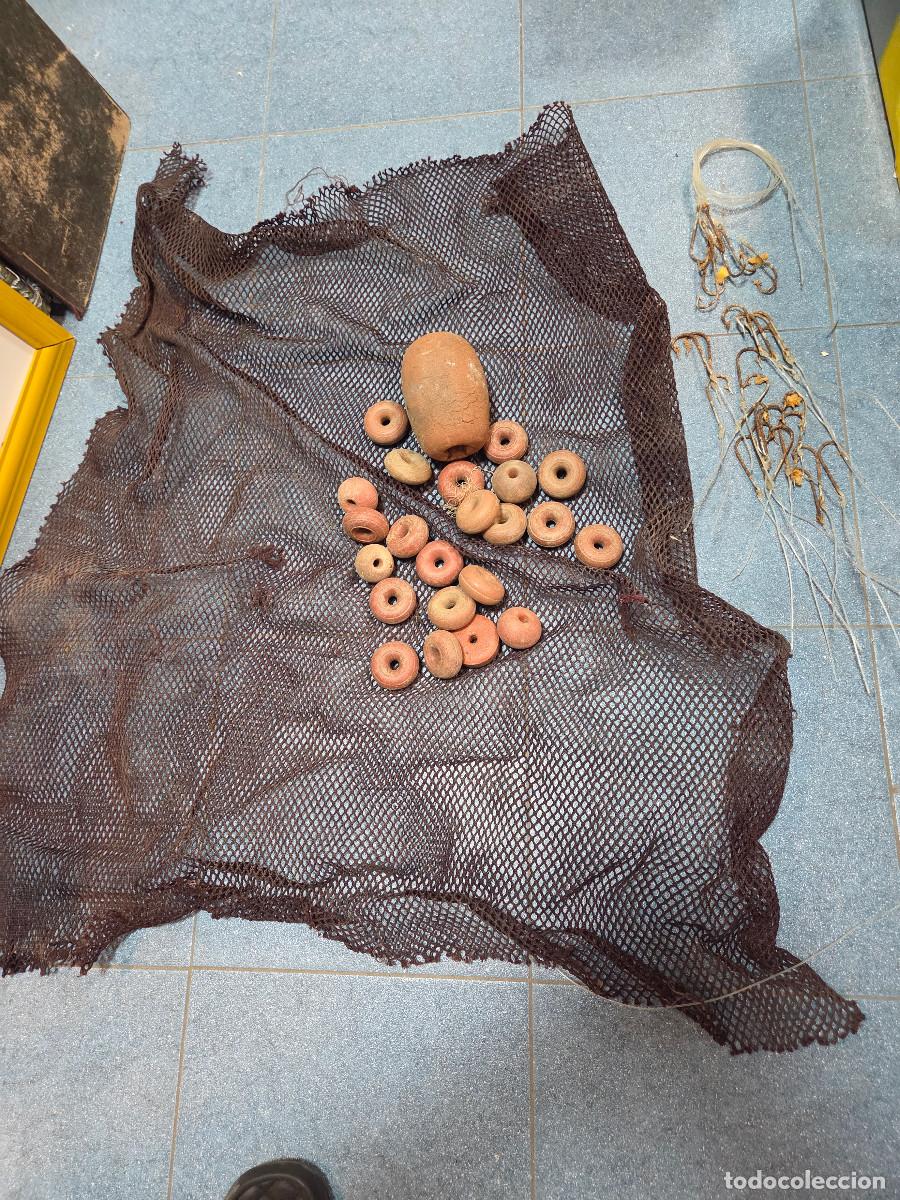 Antig&uuml;edades: ascesorios de pescar 24 boyas, 22 anzuelos y redes