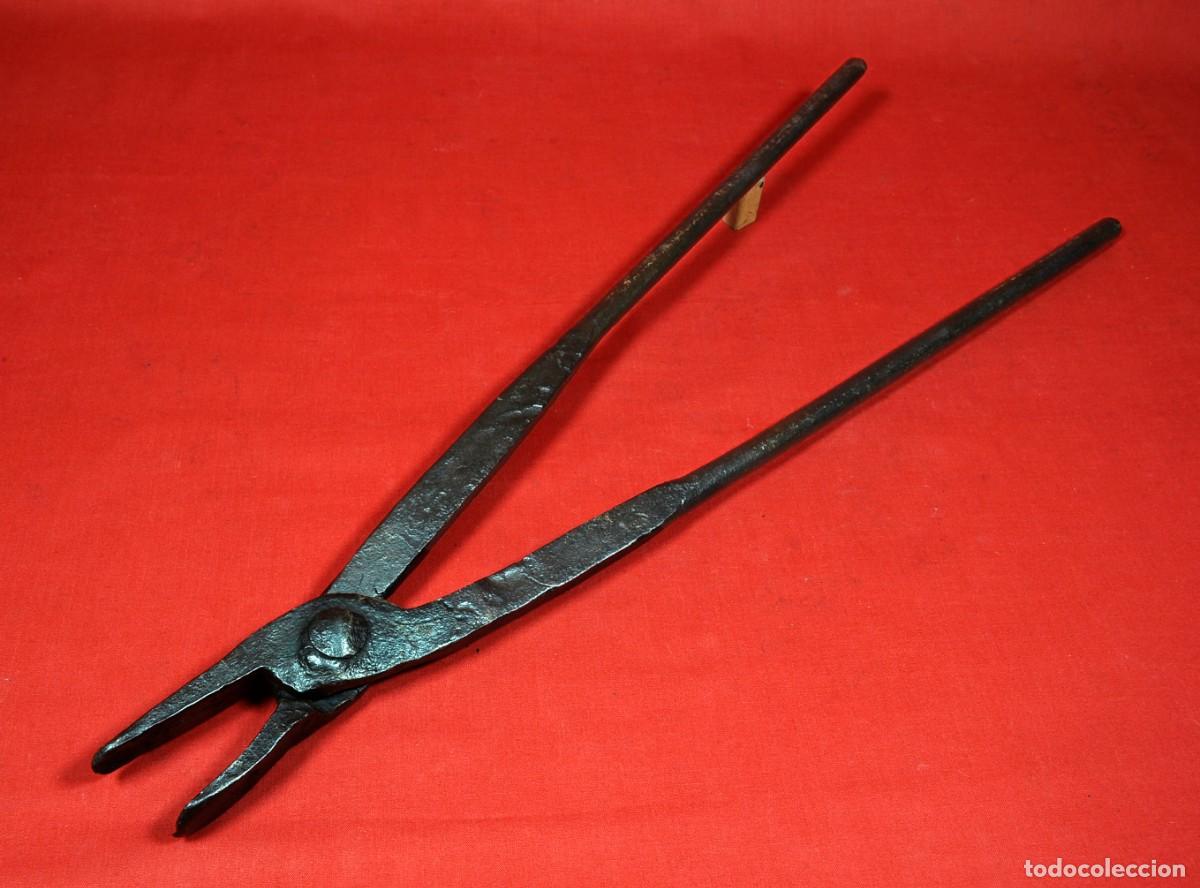 Antig&uuml;edades: Antigua tenaza de forja de 55cm y 1.358g limpia de &oacute;xido y encerada