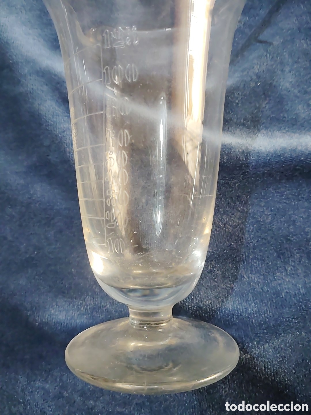 Antig&uuml;edades: Vaso medidor. Vidrio soplado.