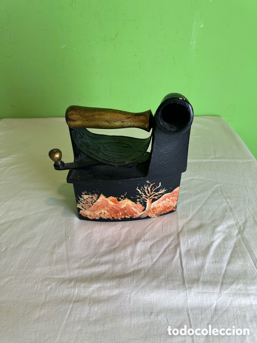 Antig&uuml;edades: Antigua plancha de carb&oacute;n n&ordm; 6&frac12; hierro fundido finales XIX principios XX lateral pintado a mano