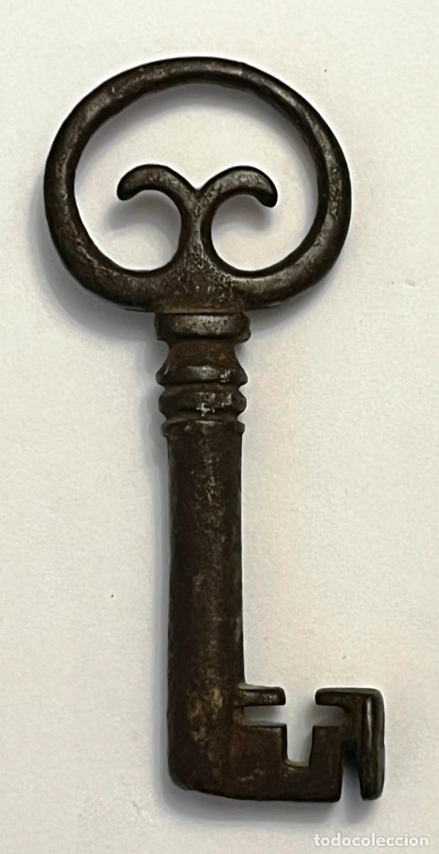 Antig&uuml;edades: Llave forja de Arca o Bargue&ntilde;o, siglos XVII - XVIII, excpcional, mide 8,4 x 3,5 cms. Ver todas las f