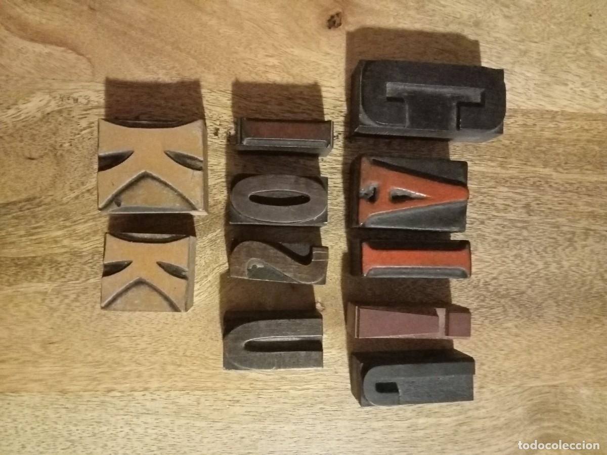 Antig&uuml;edades: 11 LETRAS DE IMPRENTA DE MADERA