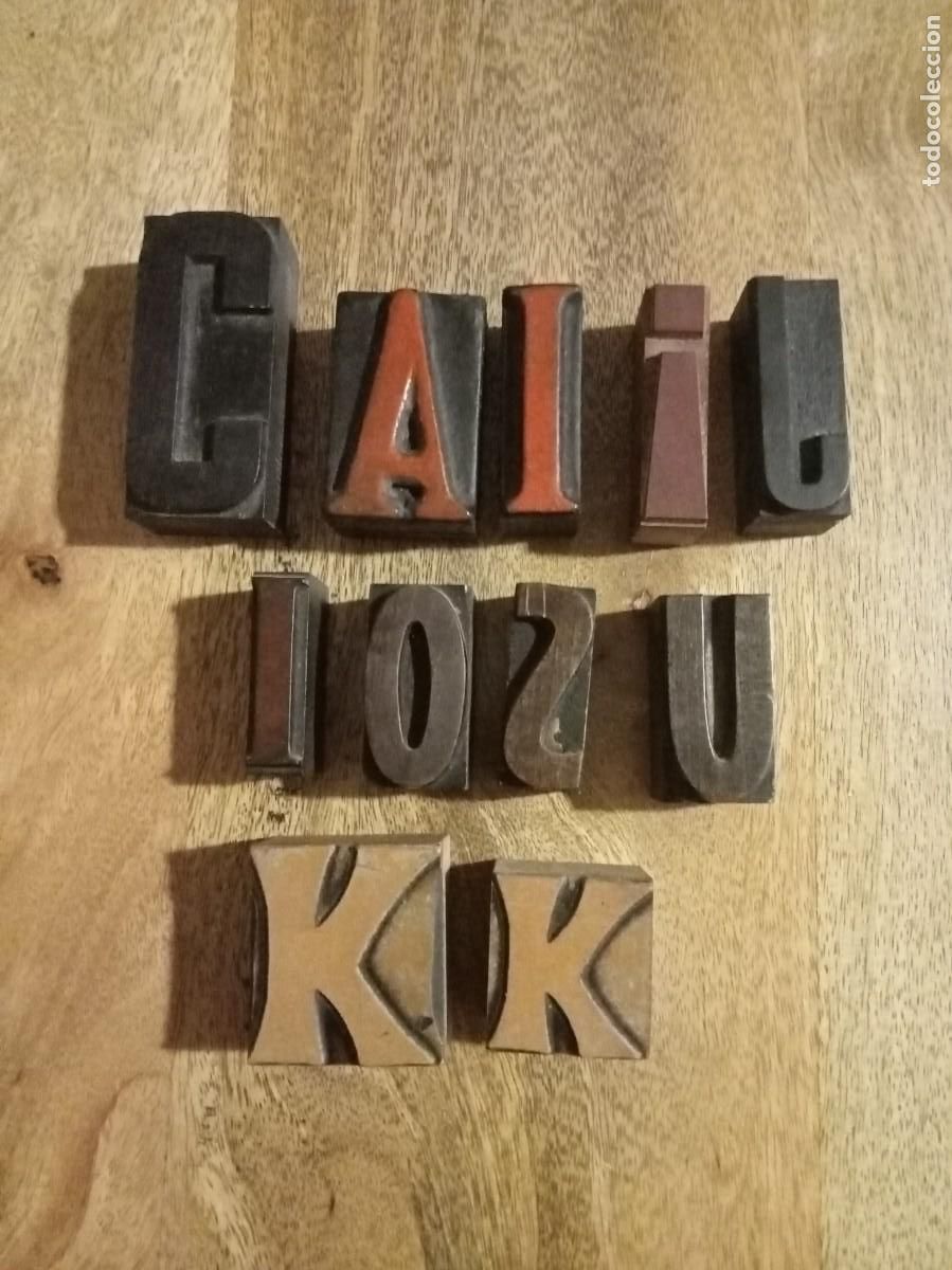 Antig&uuml;edades: 11 LETRAS DE IMPRENTA DE MADERA