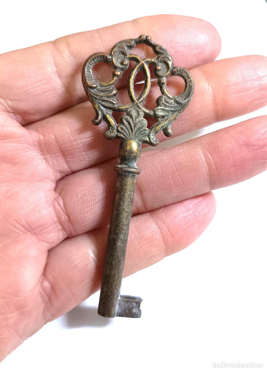 Antig&uuml;edades: Llave Antigua con decoraci&oacute;n superior, metal color oro, , largo 7.8 cm
