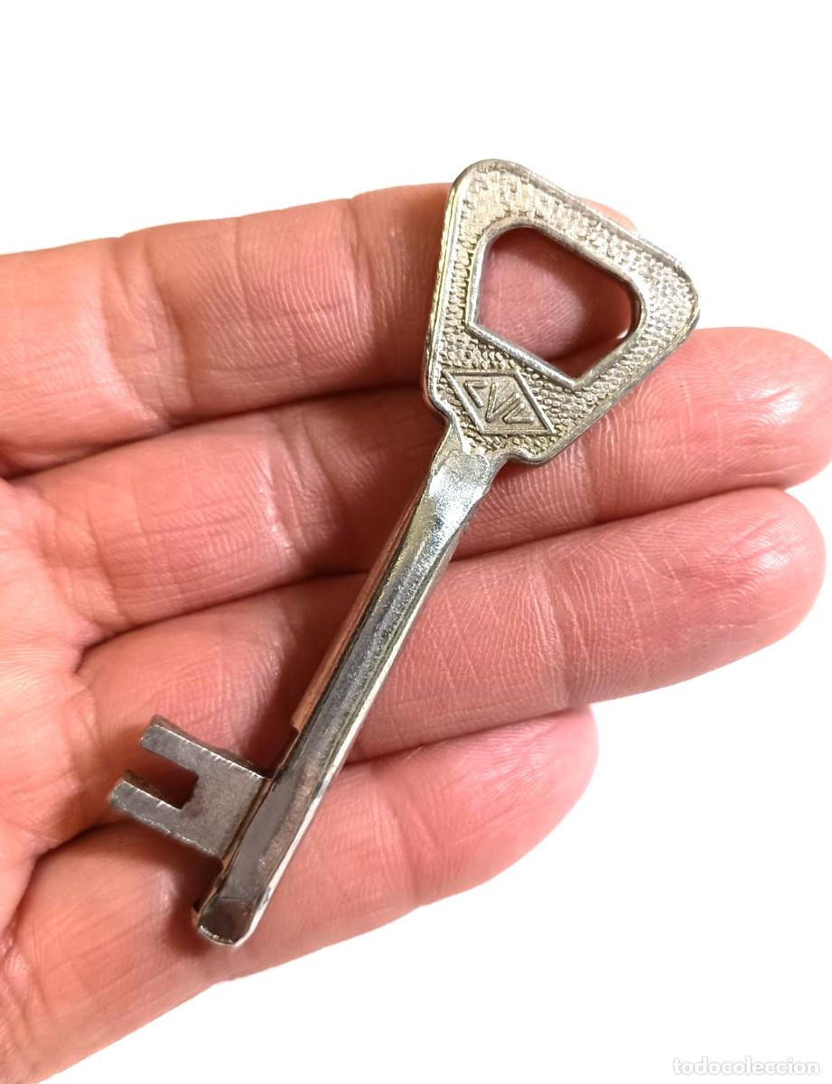 Antig&uuml;edades: Llave Vintage CVV de metal color plata, largo 7.2 cm